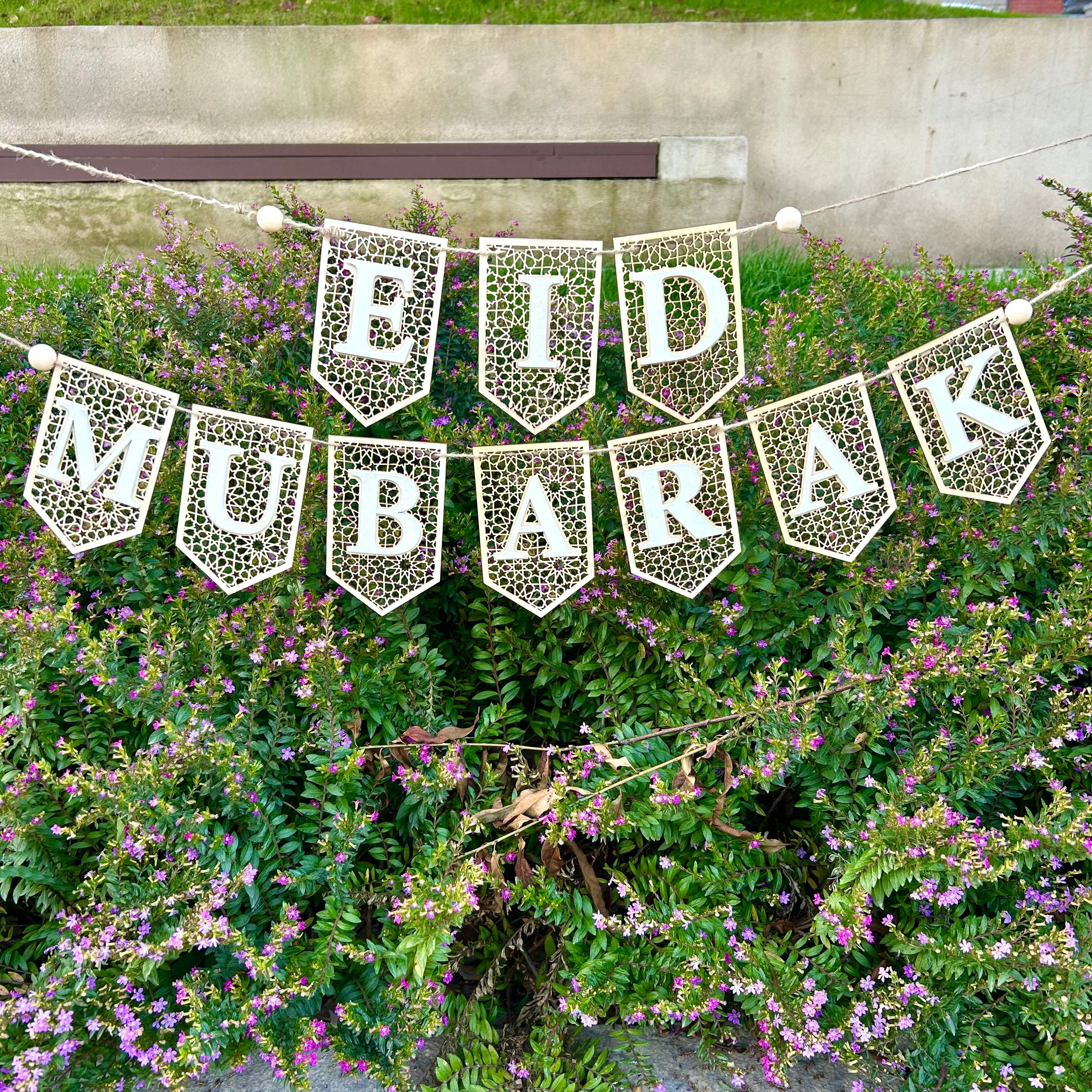 زينة عيد مبارك خشبية ذهبية وبيضاء
