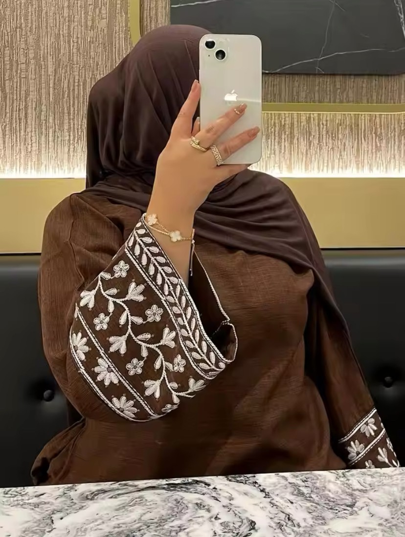 عباية أمينة المطرزة بفتحة أمامية