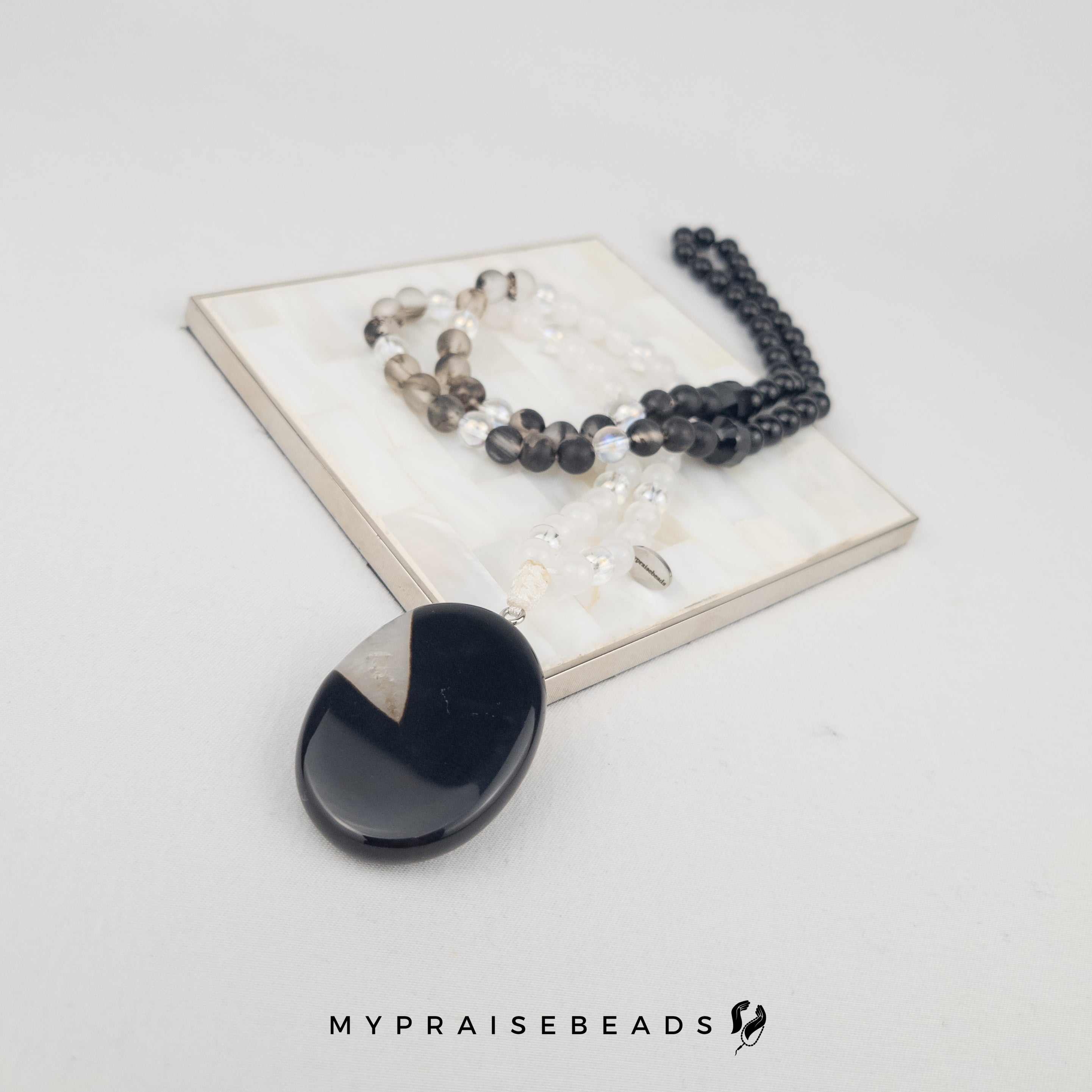 مسبحة عقيق أبيض وأسود — 99 حبة مع حقيبة فاخرة