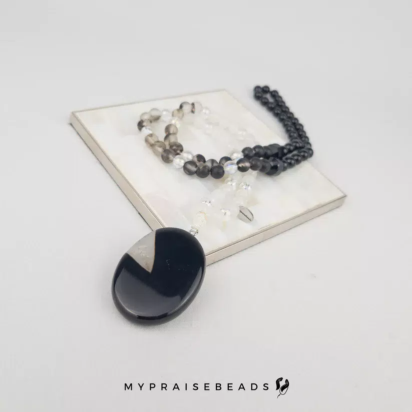 مسبحة عقيق أسود وأبيض - 99 حبة